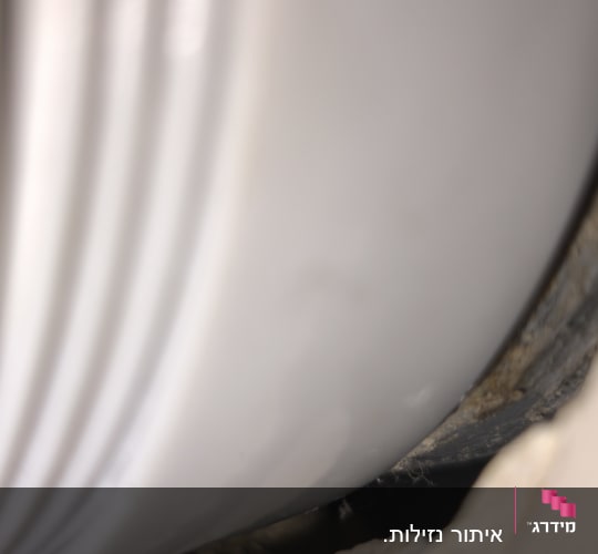תמונה של צינור או חיבור מים עם סימני נזילה